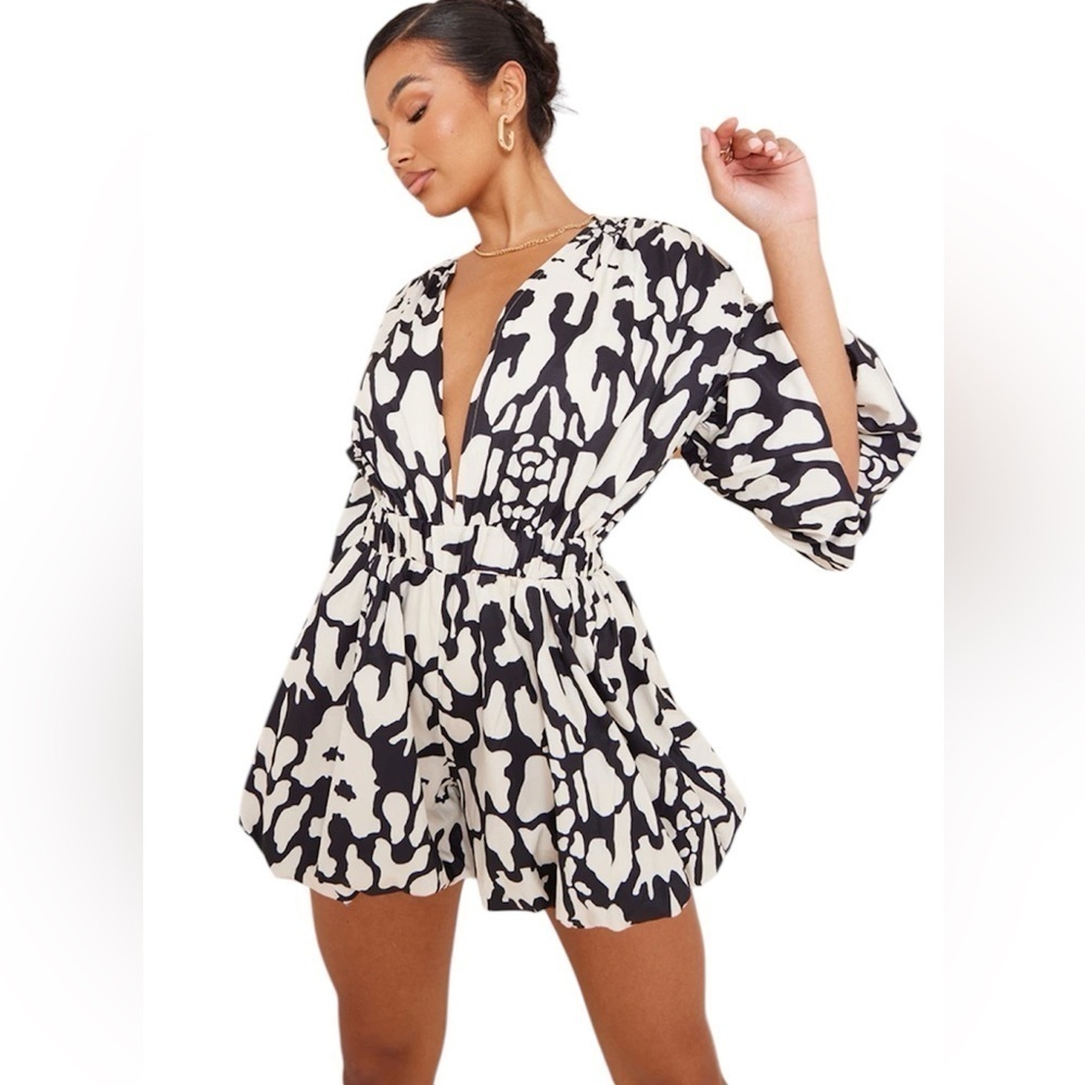 PrettyLittleThing Black Print Plunge Puffball Hem Romper Size 6 NWT - Picture 3 of 12